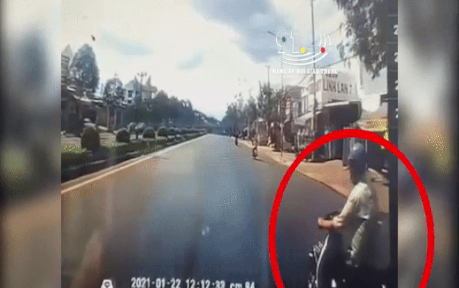 Clip: Mải đánh võng, tạt đầu ô tô, người đàn ông gặp cái kết ê chề ngay sau đó Ảnh 2