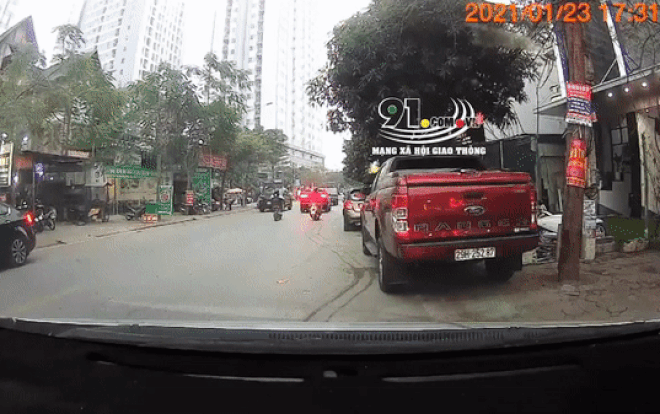 Clip: Đâm bay gương của ô tô bên đường rồi bỏ chạy, tài xế Vios hứa đền bù rồi 'biến mất' Ảnh 2