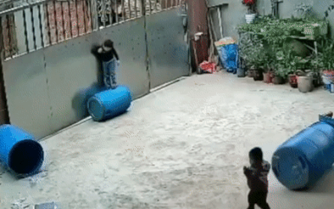 Bé trai 3 tuổi bị dây thừng siết cổ khi chơi trong sân, clip ghi lại sự việc gây ám ảnh Ảnh 2