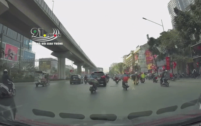 Nam shipper mải dùng điện thoại va trúng đuôi ô tô 7 chỗ, phản ứng của tài xế mới gây chú ý Ảnh 2