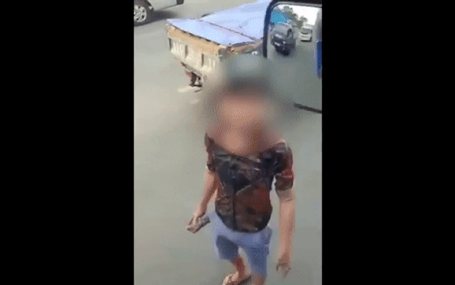 Clip: Tài xế vừa thốt lên một câu, nam thanh niên liền dùng gạch ném vỡ kính xe tải Ảnh 2