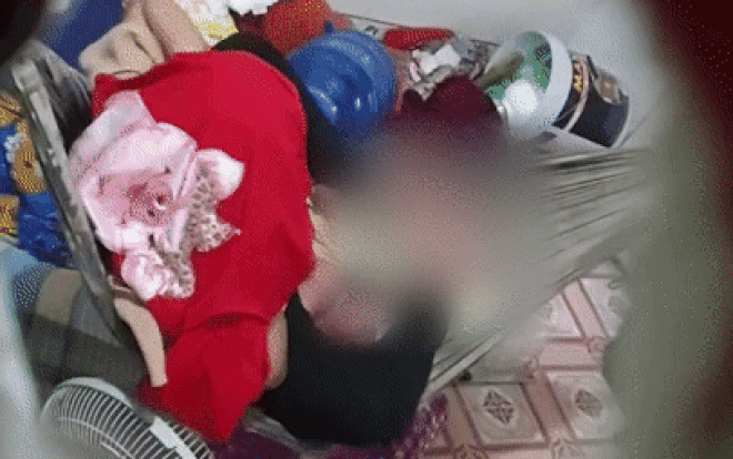 Bàng hoàng cảnh người mẹ biểu hiện bất thường, liên tiếp đạp vào 2 bé sinh đôi đang khóc đến lạc giọng Ảnh 2