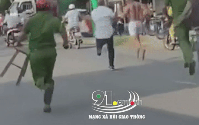 Clip: Truy bắt nam thanh niên nghi 'ngáo đá' chém 1 phụ nữ và 2 công an Ảnh 2