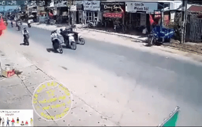 Clip: Đang chạy xe trên đường, 2 nữ sinh bất ngờ bị cướp giật đồ gây tai nạn nghiêm trọng Ảnh 2