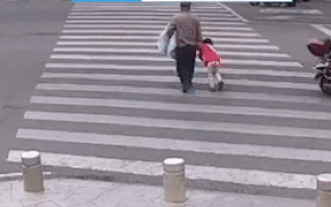 Cháu gái năn nỉ đừng đi, người ông vẫn băng qua đường và đoạn kết thương tâm Ảnh 2