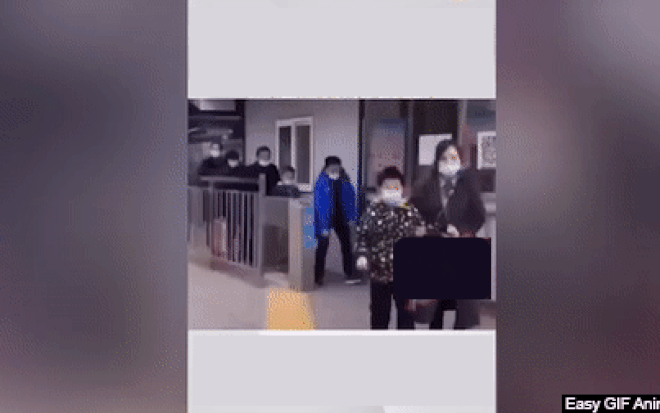 Xôn xao clip người đi 'như chim cánh cụt' sau khi xét nghiệm COVID-19 qua đường hậu môn Ảnh 2