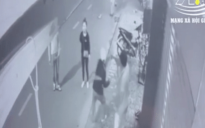 Clip: Nam thanh niên cầm xẻng đánh phụ nữ sau tai nạn giao thông, hành động sau đó gây phẫn nộ không kém Ảnh 2