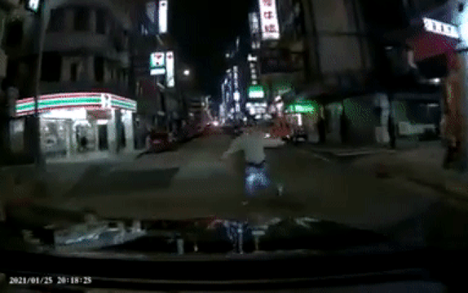 Người phụ nữ lao ra đường rồi giả vờ bị đụng xe, kết luận của cảnh sát gây bất ngờ Ảnh 2