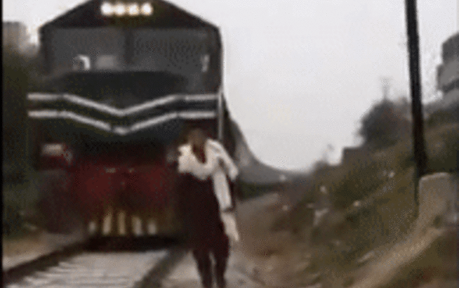 Clip: Nam thanh niên bị tàu hỏa đâm khi quay TikTok, khoảnh khắc cuối cùng gây ám ảnh Ảnh 2