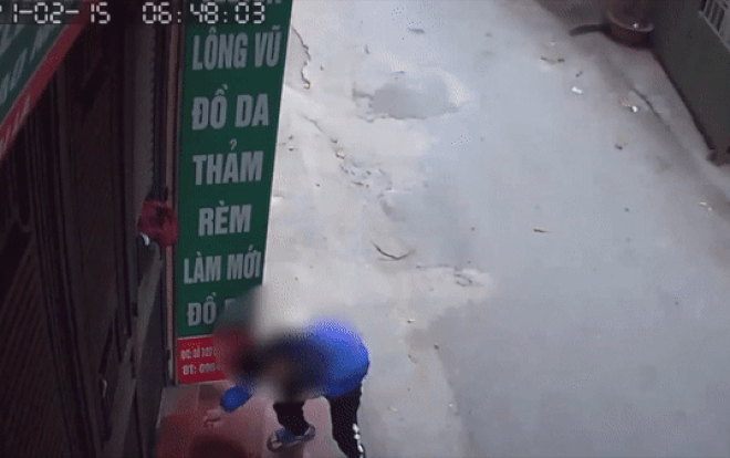 Clip: Cậu bé đổ chai cồn vào trước quán đồ da rồi bất ngờ châm lửa đốt Ảnh 2