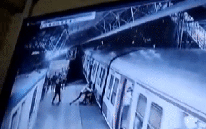 Bị cự tuyệt lời cầu hôn, gã đàn ông đẩy cô gái xuống đường ray tàu hỏa Ảnh 2