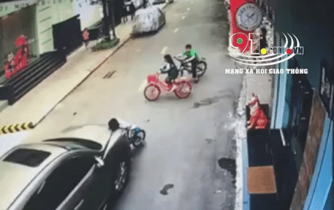 Clip: Rùng mình cảnh nữ tài xế nghi đạp nhầm chân ga, tông vào 3 đứa trẻ đang đạp xe Ảnh 2