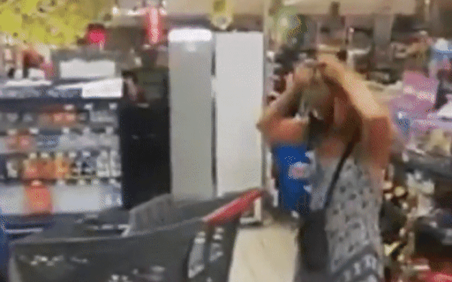 Người phụ nữ lột đồ làm khẩu trang trong siêu thị bị 'ném đá' dữ dội Ảnh 2