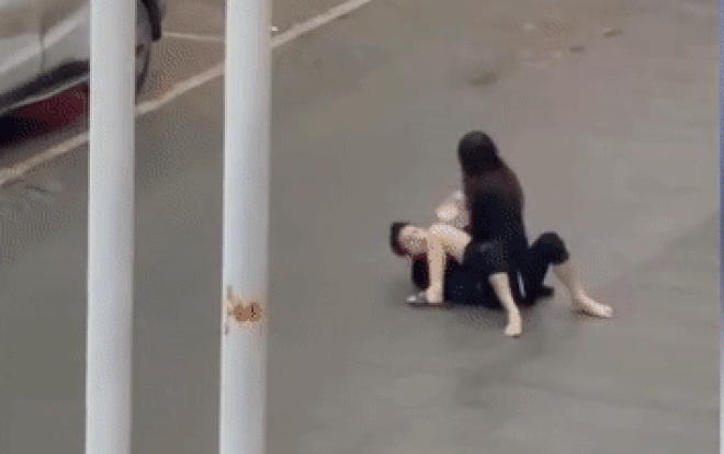 Chàng trai bị bạn gái xô ngã giữa đường, dùng điện thoại vả liên tiếp vào mặt và nguyên nhân phía sau Ảnh 2