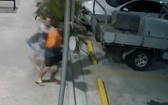 Clip: Cụ bà quật ngã tên cướp cao to, đánh cho túi bụi để đòi lại đồ Ảnh 2