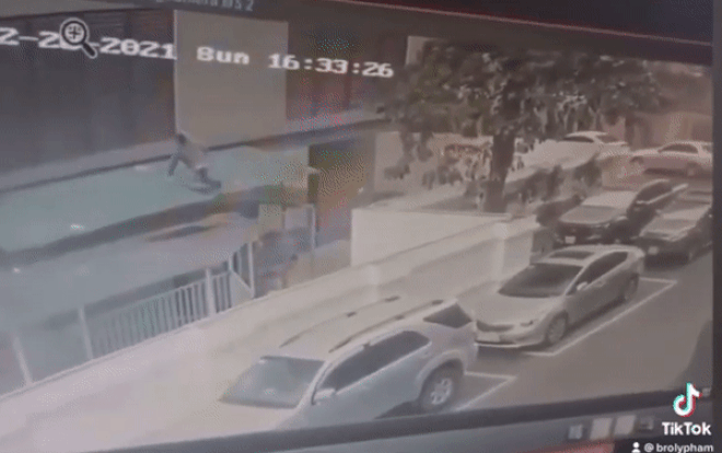 Góc quay rõ nét nhất khi người hùng Nguyễn Ngọc Mạnh trèo lên mái tôn đưa tay cứu bé gái Ảnh 2