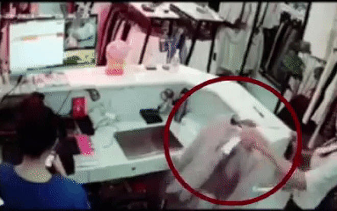 Clip: Màn trộm điện thoại siêu vụng về của nữ đạo chích khiến dân tình cười ngất Ảnh 2