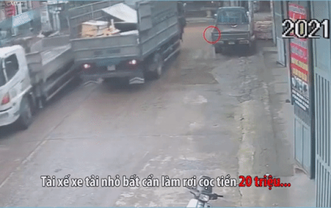 Clip: Tài xế đánh rơi cọc tiền 20 triệu, phụ xe phía sau nhảy xuống nhặt rồi rời đi Ảnh 2