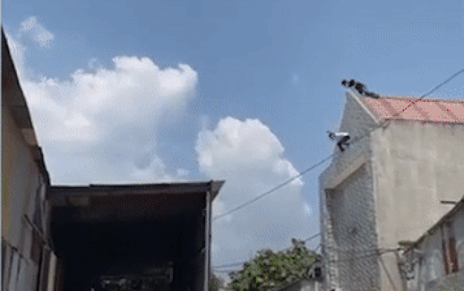 Hốt hoảng theo dõi cảnh nam thanh niên leo lên mái nhà rồi bất ngờ nhảy xuống bất tỉnh Ảnh 2