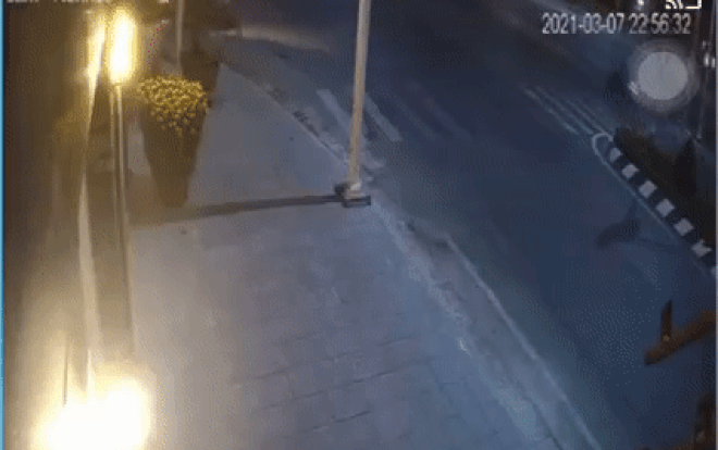 Kinh hoàng cảnh nam thanh niên bị nhóm côn đồ cầm hung khí truy sát trong đêm Ảnh 2