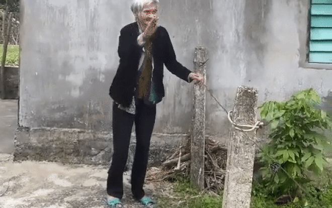 Xúc động cảnh mẹ già 103 tuổi bịn rịn ra tiễn con gái 80 tuổi:' 'Lần này thôi, lần sau về không còn mẹ' Ảnh 2