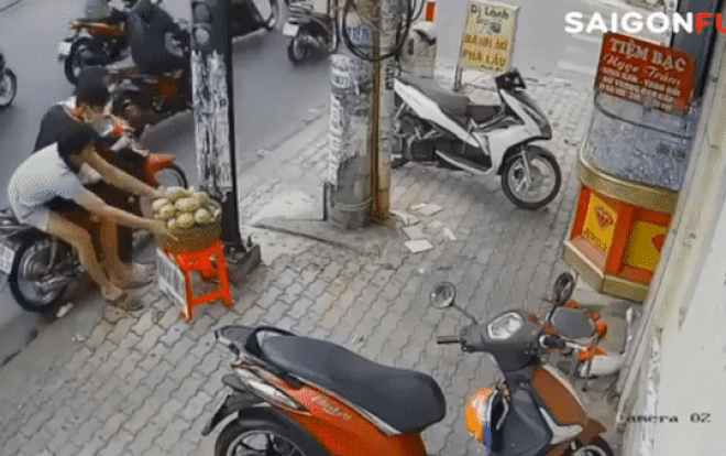 Clip: Phẫn nộ cảnh 3 nam thanh niên chạy xe máy trộm cả rổ xoài của người bán hàng rong vỉa hè Ảnh 2