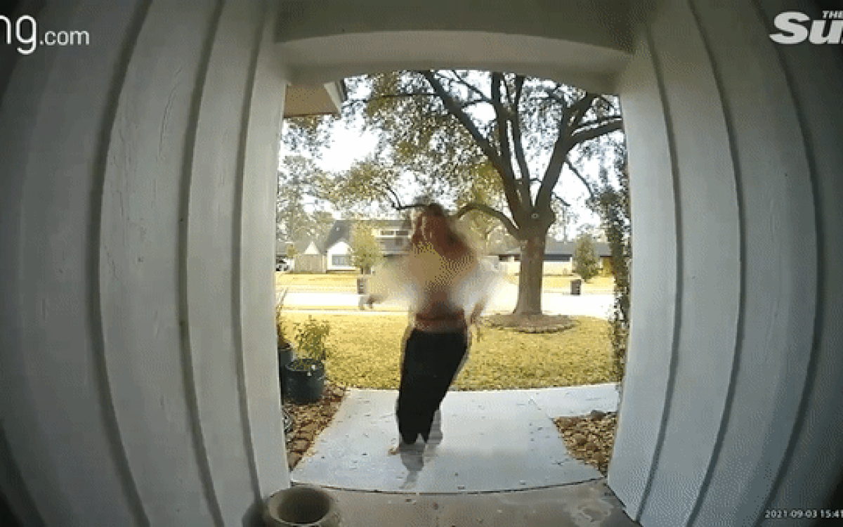 'Nữ tặc' trộm đồ ngay giữa ban ngày nhưng camera quay được chi tiết còn gây sốc hơn Ảnh 2