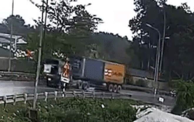 Clip: Ô tô tải lấn làn đấu đầu xe container trên quốc lộ, tài xế tử vong Ảnh 2