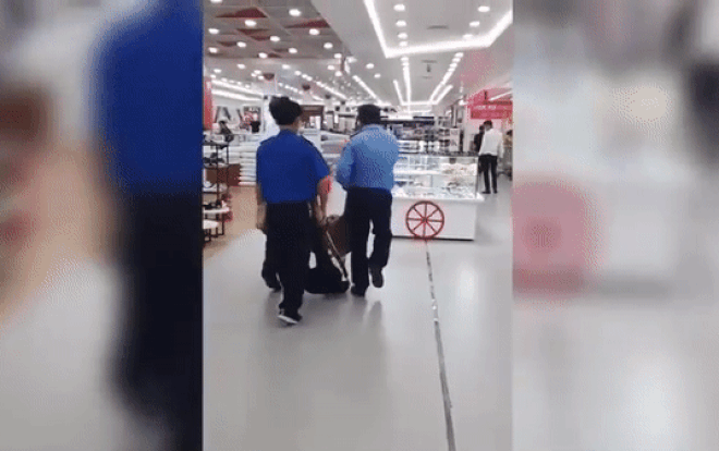 Clip: Người phụ nữ đạp nhân viên bảo vệ khi bị khiêng khỏi siêu thị và nguyên nhân gây phẫn nộ phía sau Ảnh 2