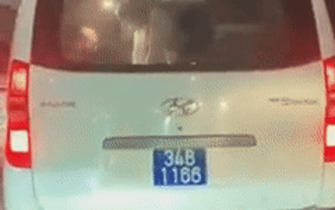 Clip: Nhân viên y tế cấp cứu cho bệnh nhân trên xe cứu thương đang nhích từng chút trong cảnh ùn tắc Ảnh 2