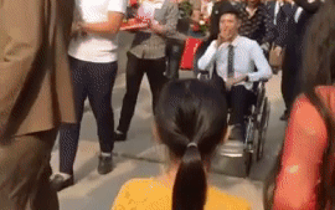 Ngồi xe lăn đi hỏi vợ, chú rể đang tạo dáng thì gặp sự cố khiến tất cả phì cười Ảnh 2