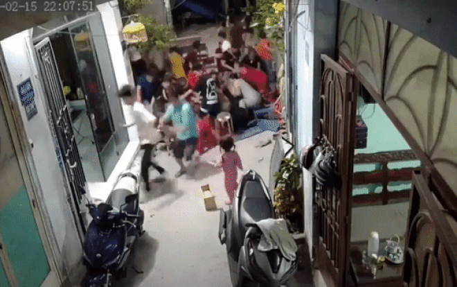 Clip: Cả ngõ tụ tập đánh bài, bé gái 6 tuổi hô 1 câu khiến mọi người nháo nhào bỏ chạy Ảnh 2