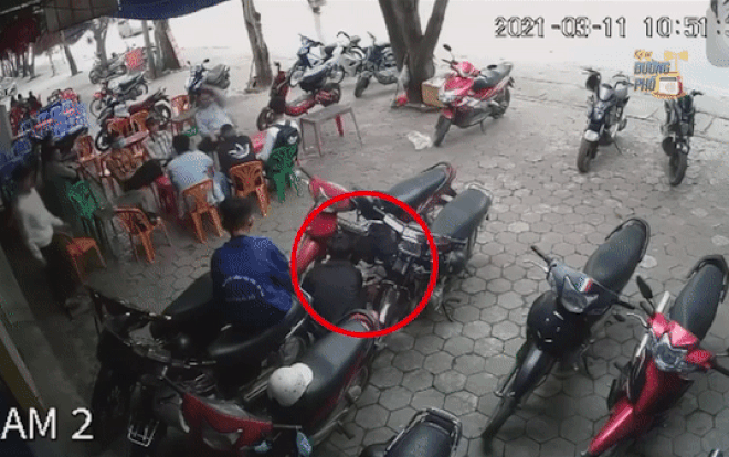 Clip: Thấy lửa bùng cháy giữa hàng xe máy, thanh niên có hành động cứu nguy khiến nhiều người ngao ngán Ảnh 2