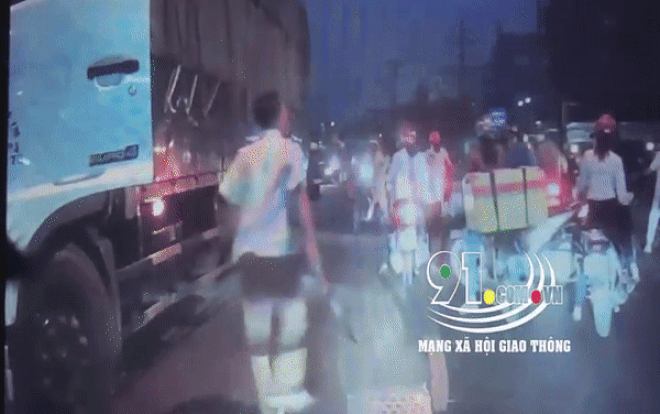 Clip: Tài xế ô tô tải dừng giữa đường, cầm dao dằn mặt nam thanh niên ném đá vào xe Ảnh 2