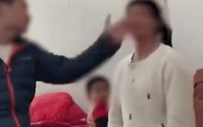 Clip: Chồng tát vợ 23 phát tới mức nôn ra máu ngay trước mặt con, nguyên nhân phía sau gây tranh cãi Ảnh 2