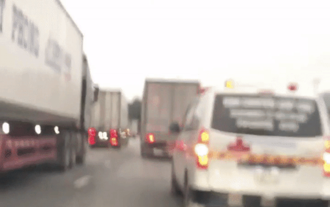 Clip: Mặc xe cứu thương hú còi xin đường, ô tô tải vẫn nhất quyết không nhường gần 8km Ảnh 2