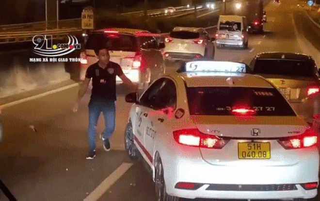 Clip: Người đàn ông chạy xe con chặn đầu xe taxi, hùng hổ lao xuống dằn mặt tài xế ngay trên cao tốc Ảnh 2