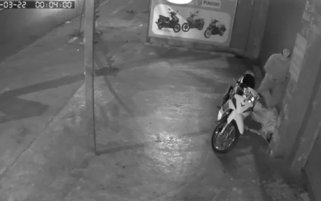 Clip: Nằm ngủ trước cửa nhà sau khi đi nhậu về, nam thanh niên bị trộm điện thoại và xe máy Ảnh 2