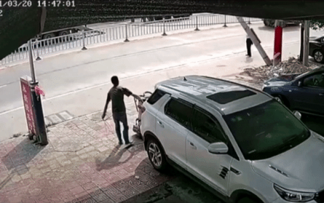 Clip: Cột điện đột ngột đổ xuống, 2 nạn nhân thoát chết trong gang tấc Ảnh 2