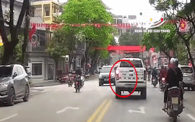 Khoảnh khắc 2 bé gái bị ô tô đâm khi sang đường.&nbsp;