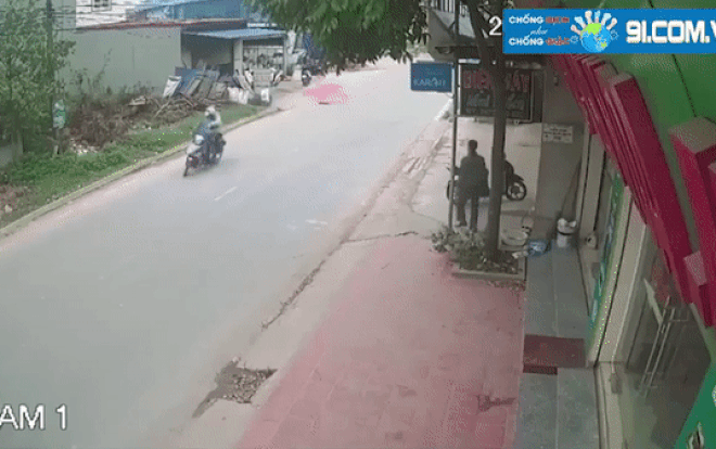 Clip: Gia đình 3 người ngã xuống đường vì vướng phải dây diều, vết thương trên cổ ông bố gây ám ảnh Ảnh 2