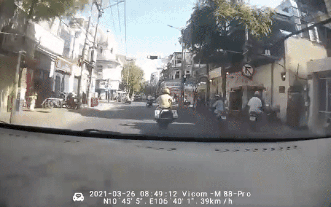 Clip 2 chiến sĩ CSGT mở đường cho xe chở sản phụ đến bệnh viện sinh con nhận 'cơn mưa' lời khen Ảnh 2