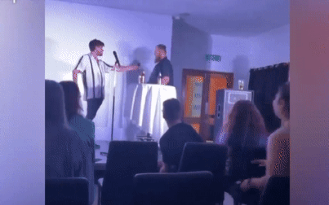 Bị đổ bia lên đầu, người đàn ông lao vào đấm diễn viên hài Ảnh 2