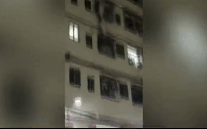 Clip: Khoảnh khắc thiếu nữ rơi xuống từ tầng 3, người dân dùng chăn bông đỡ được Ảnh 2