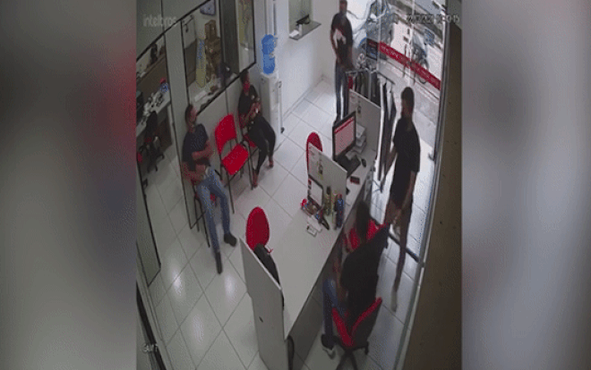 Tên cướp đấu súng với khách hàng trong cửa tiệm, người phụ nữ kẹt giữa làn đạn khiến nhiều người nín thở Ảnh 2