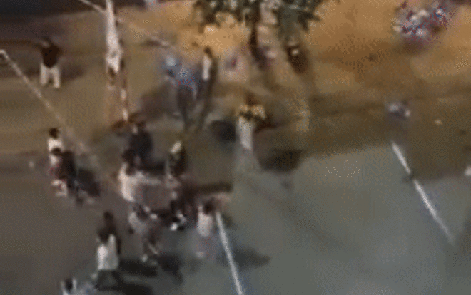 Kinh hãi cảnh hàng chục thanh niên cầm gậy đuổi đánh nhau ngay giữa đường ở Biên Hòa Ảnh 2