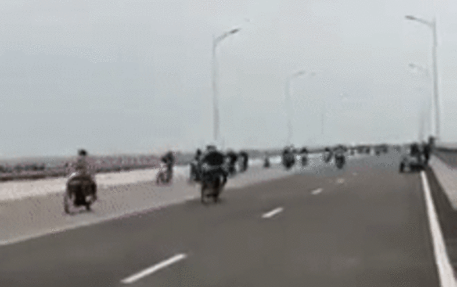 Nhóm thanh niên không đội mũ, nẹt bô ầm ĩ rồi bốc đầu xe máy trên đường Ảnh 2