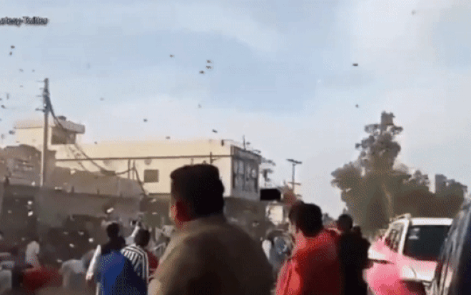 Chú rể rải hơn 600 triệu tiền mặt bay ngợp trời, tạo ra đám cưới hỗn loạn chưa từng có Ảnh 2