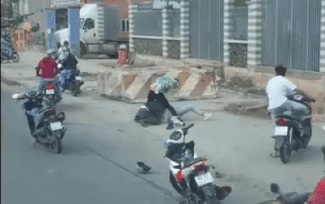 Clip: Nam thanh niên bị đánh hội đồng, đấm đá túi bụi trên đường sau va chạm giao thông Ảnh 2