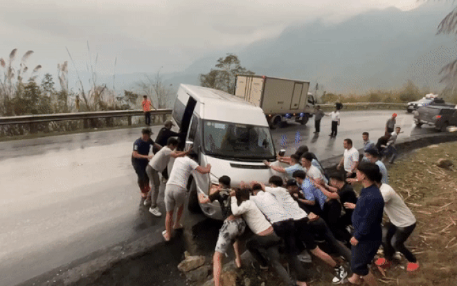 Xe khách mắc kẹt trên đường đèo, hành động giải cứu nhiệt tình của cả chục tài xế được khen ngợi hết lời Ảnh 2